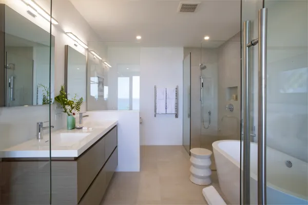 AZURA – Oceanfront Room Bathroom