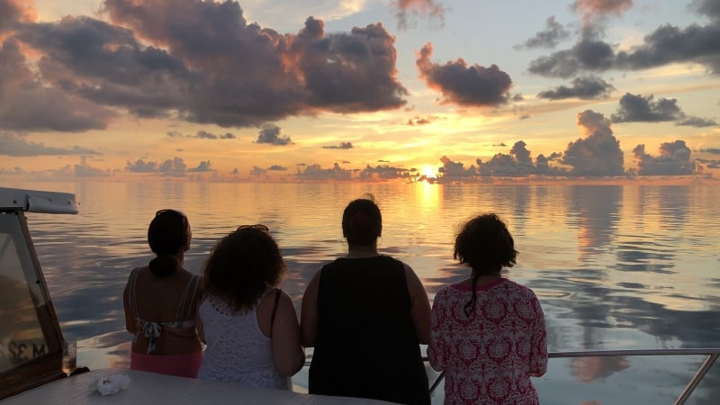 Mona Lisa Cruises – Ladies Who Sunset