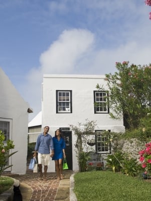 A couple shopping in Bermuda