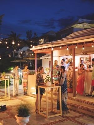 A group enjoying cocktails in Bermuda on an outdoor patio