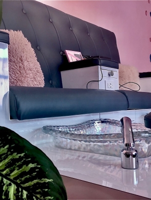 Lacquered Lounge – Premium Pedicure Throne!
