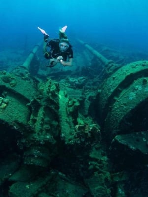 Dive Bermuda at Grotto Bay – Drive Shafts On The Cristobal Colon