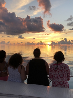 Mona Lisa Cruises – Ladies Who Sunset