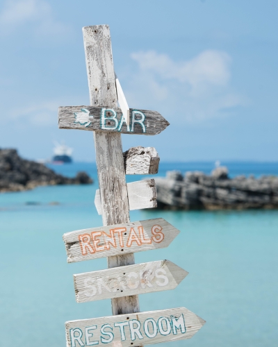 Beach amenity sign at Tobacco Bay Beach that reads: Bar, Rentals, Snacks, Restroom