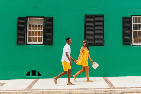 A couple shopping in Bermuda