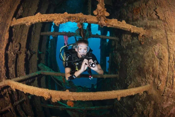 Dive Bermuda at Grotto Bay – Wreck Pen