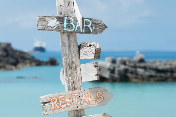 Beach amenity sign at Tobacco Bay Beach that reads: Bar, Rentals, Snacks, Restroom