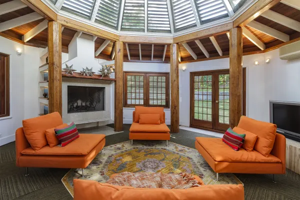 Leamington Caves – Octagon Room Leamington Guest House