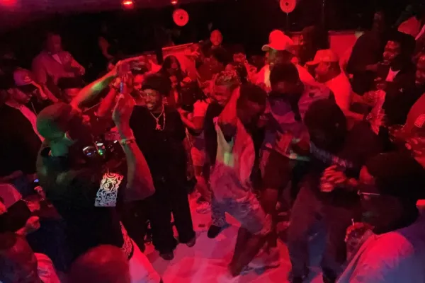 R&B & Hip Hop Throwback Party On Board ÜberVida |