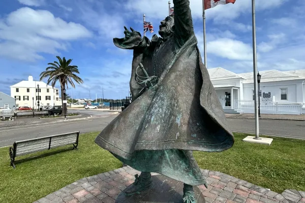 Bermuda Heritage Tours – Statue Of Sir George Somers