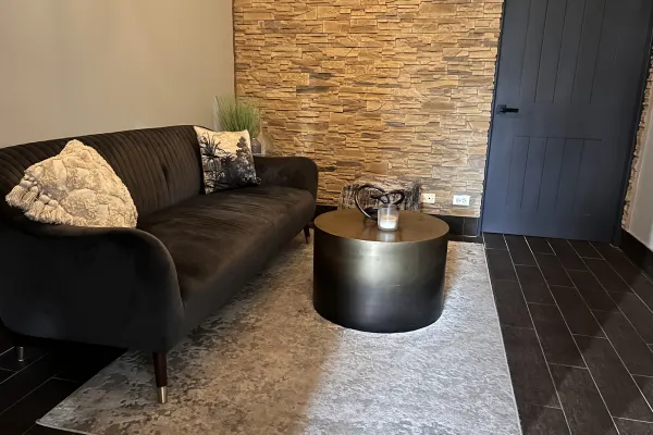 Saphora Hair Nails & Day Spa – Saphora Waitng Area