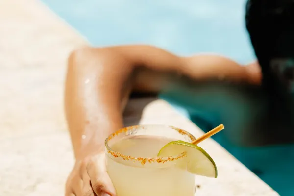 Rosedon Hotel – Rosedon Poolside Cocktail