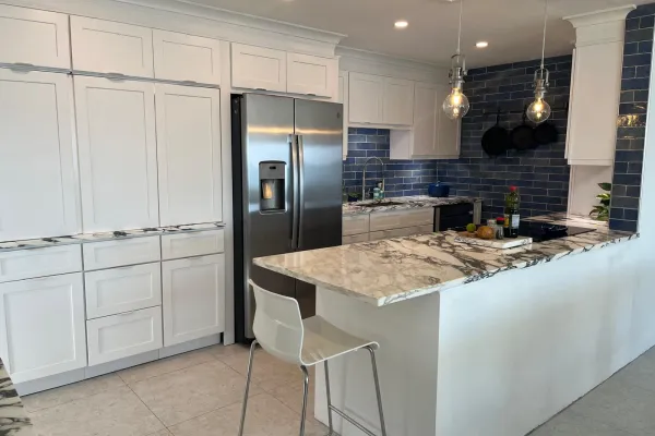 ‘MasterView Waterfront Retreat – Open Plan Kitchen