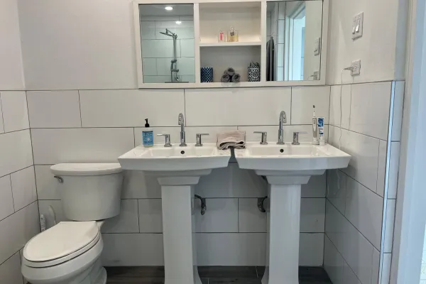 ‘MasterView Waterfront Retreat – Master En Suite Bathroom