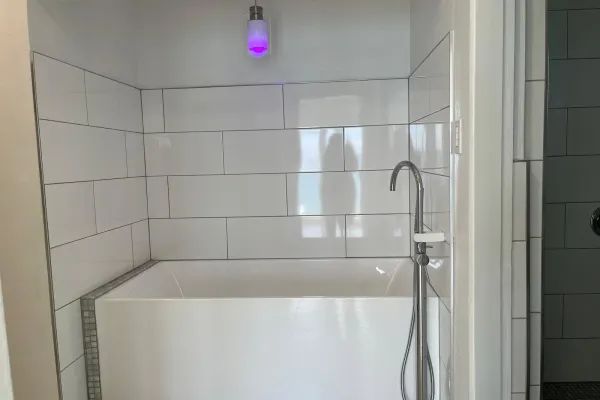 ‘MasterView Waterfront Retreat – Master Bath Soaking Tub