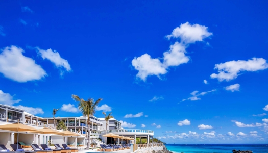 A crystal blue pool overlooking the deep ocean blue waters of Bermuda