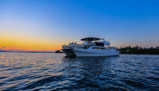 Sunset view of Uber Vida cruise.