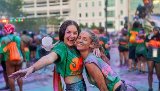 Two girls are posing during Jam Jourverte