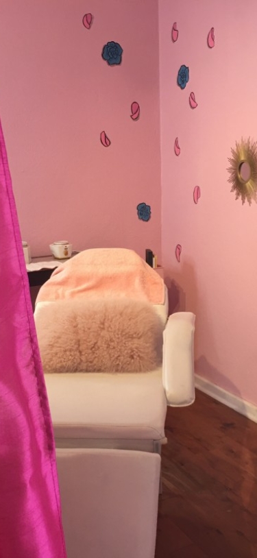 Lacquered Lounge – Wax Room!