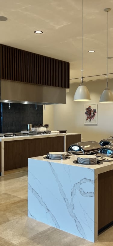 Grotto Bay Beach Resort & Spa – Hibiscus Dining Room Buffet