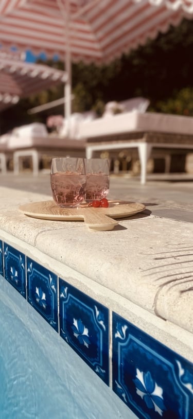 Rosedon Hotel – Drinks By The Pool