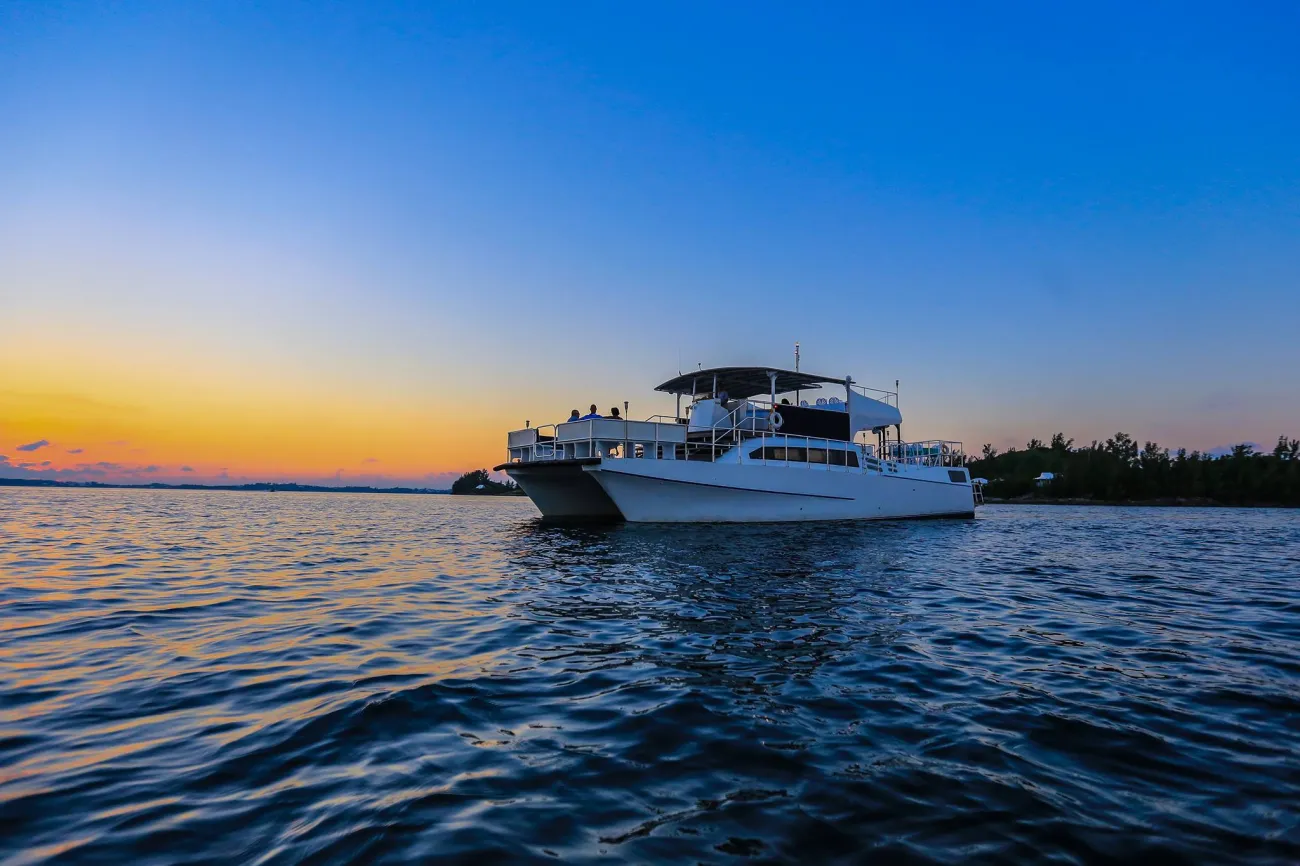 Sunset view of Uber Vida cruise.