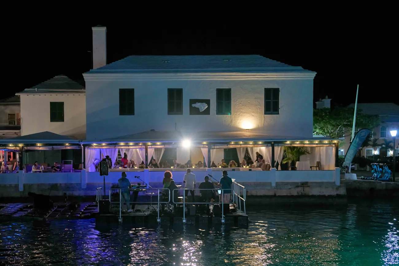 White Horse Pub at night