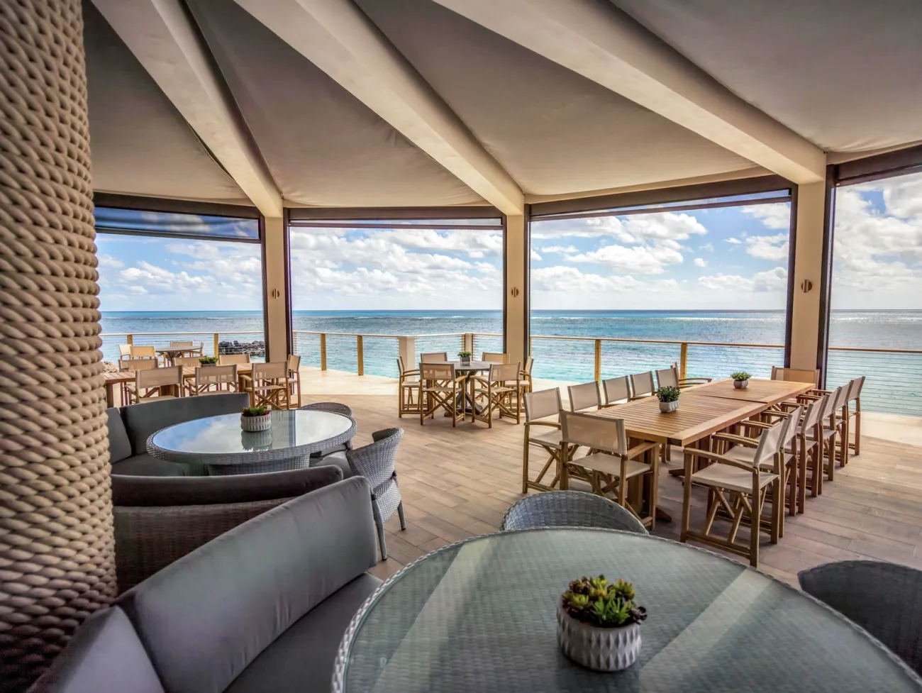 A view of an empty restaurant 