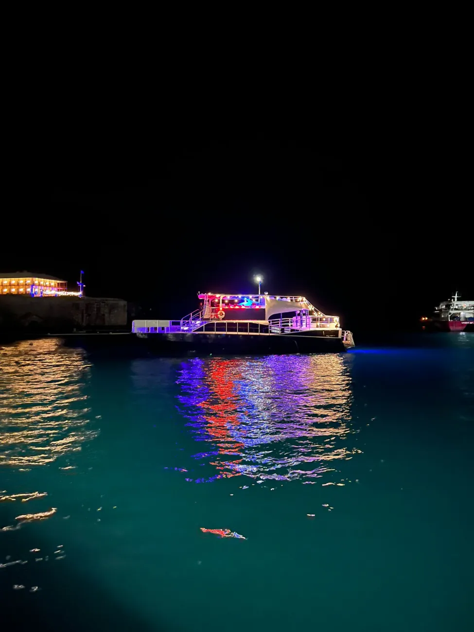 Singles Party In Bermuda On Board Uber Vida