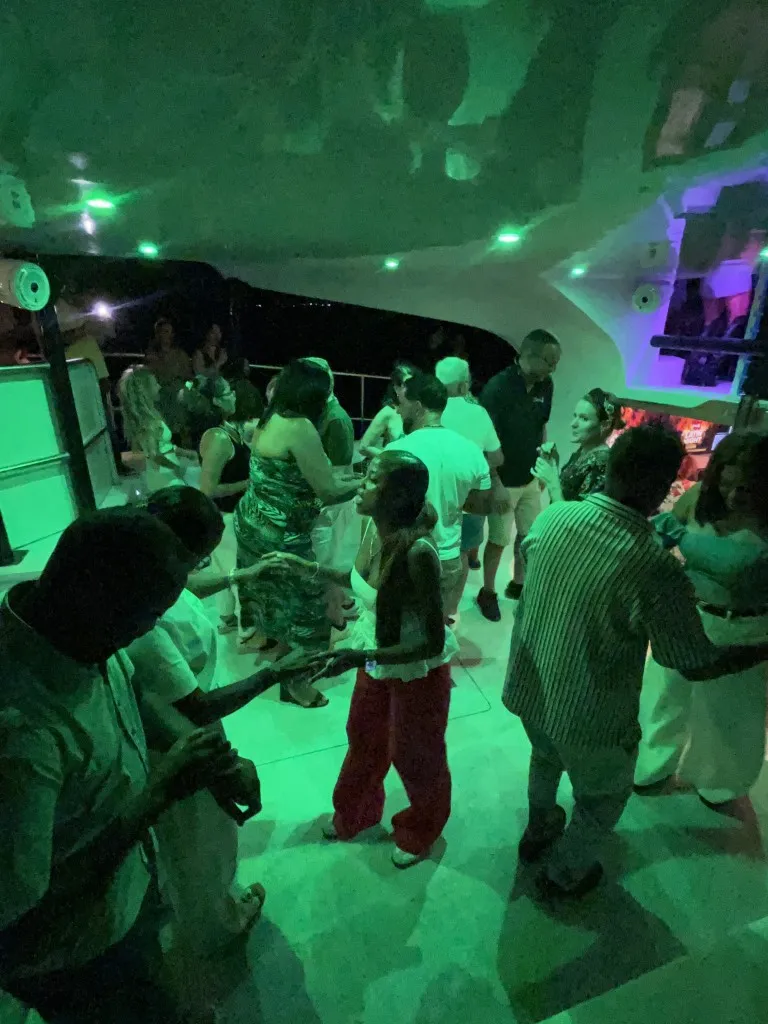 Latin Night! La Hora De La Fiesta | ÜberVida
