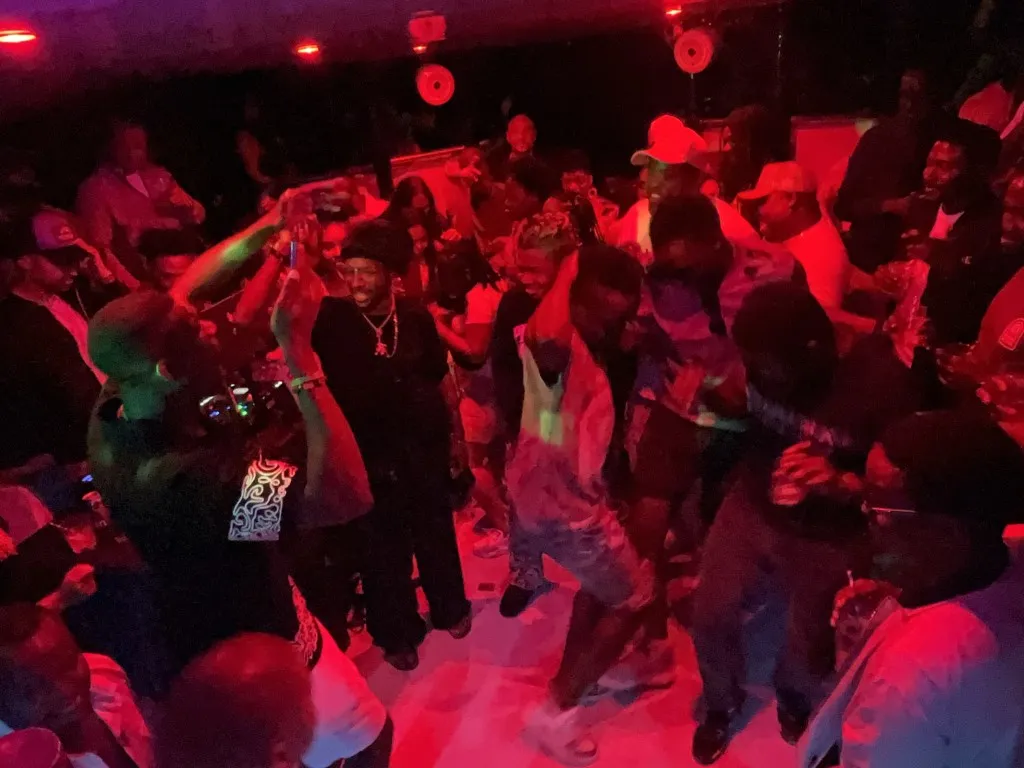 R&B & Hip Hop Throwback Party On Board ÜberVida |