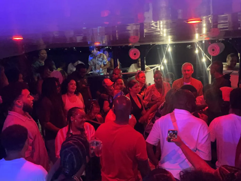 R&B & Hip Hop Throwback Party On Board ÜberVida |
