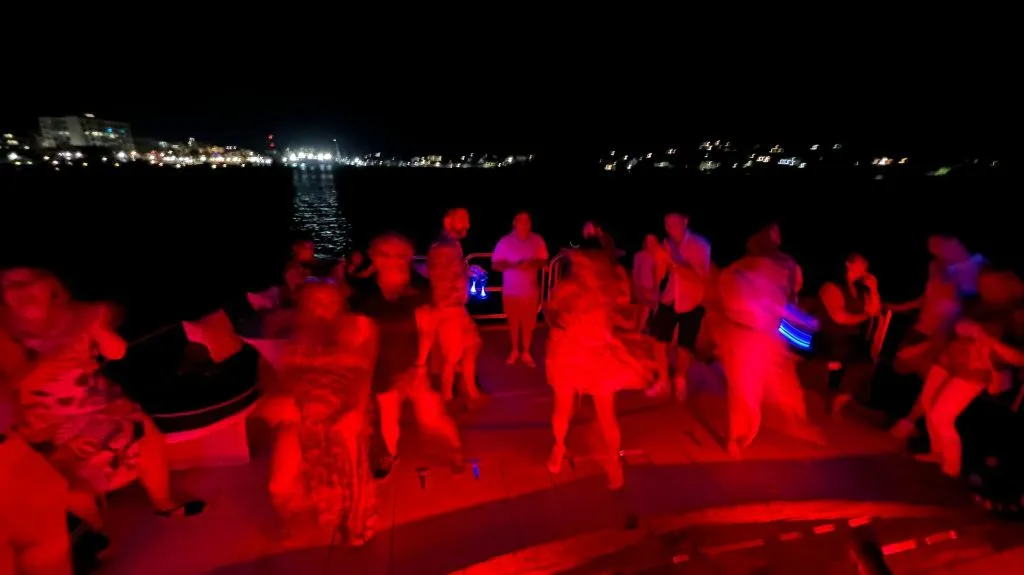 R&B & Hip Hop Throwback Party On Board ÜberVida |