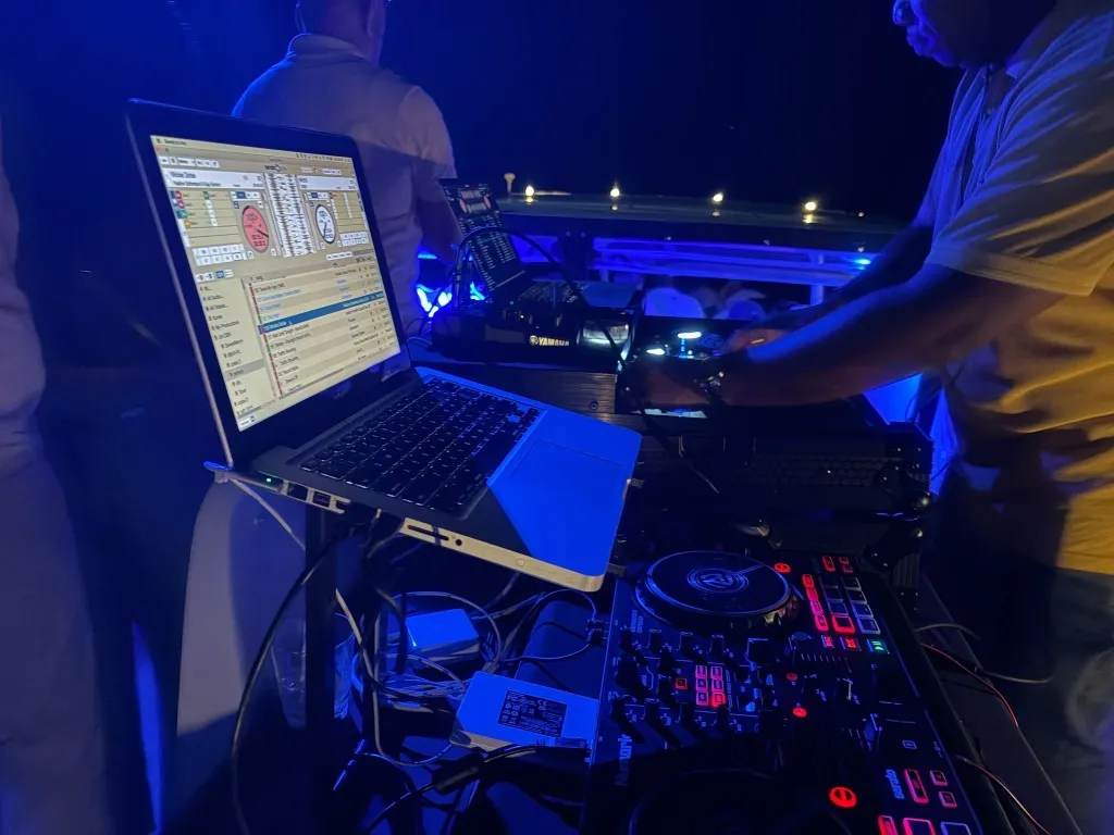House Music Party | ÜberVida