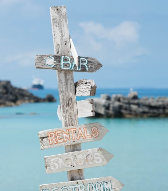 Beach amenity sign at Tobacco Bay Beach that reads: Bar, Rentals, Snacks, Restroom