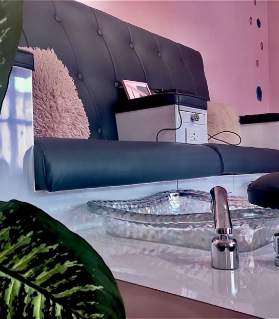 Lacquered Lounge – Premium Pedicure Throne!