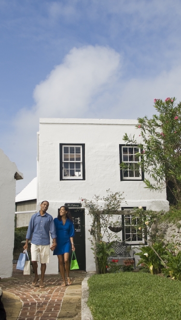 A couple shopping in Bermuda