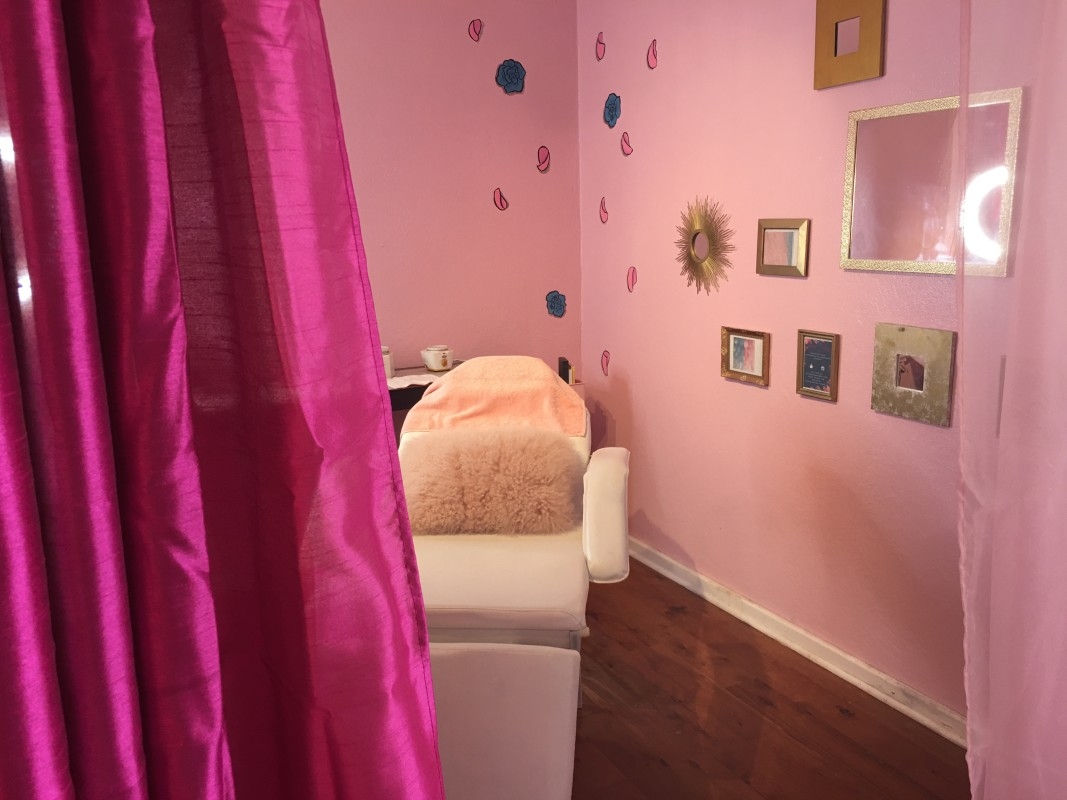 Lacquered Lounge – Wax Room!