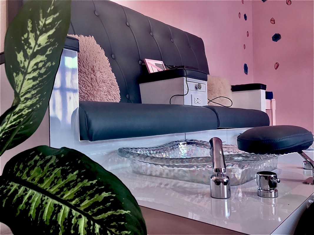 Lacquered Lounge – Premium Pedicure Throne!